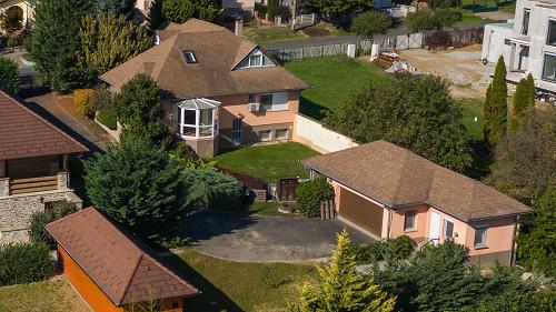 Eladó egy tágas, akár többgenerációs együttélésre is alkalmas családi ház Zalakaroson.