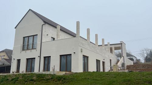 Új építésű, Üzleti lehetőségek.  Különleges minőségű, három önálló egységre osztott családi ház eladó – egyedileg tervezett részletekkel és prémium kivitelezéssel.
