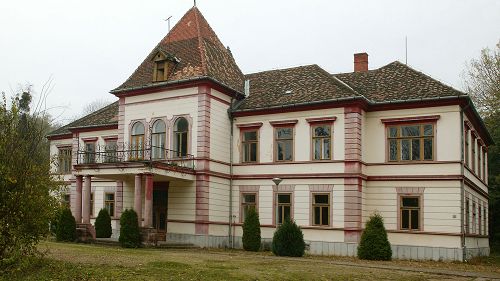 In der Nähe von Szombathely ist das wunderschöne Apponyi-Schloss zu verkaufen!
Das Grundstück ist vom Bach Gyöngyös begrenzt, beziehungsweise ein Teich befindet sich auch auf dem Gebiet. 