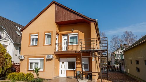 Immobilien in Hévíz, Geschäftliche Investition.  In der Stadt von Hévíz ist das Appartementhaus - mit 4 Apartments - zu verkaufen.
Die Immobilie ist komplett möbliert und kann zu jeder Zeit Gäste beherbergen.