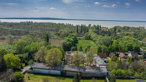 Pension with 38 rooms and a restaurant capable to serve 150 guest is for sale 300 metres form Lake Balaton and 200 metres from the New Yacht Club. It needs complete reconstruction!