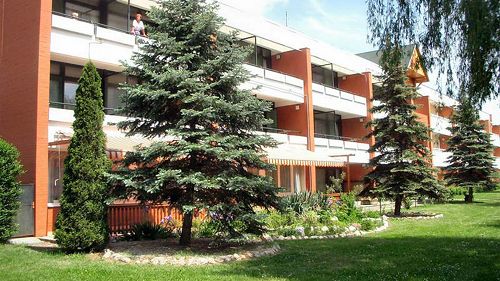 In der unmittelbaren Nähe des bekannten Thermalbades in Zalakaros ist das Hotel mit 46 Zimmer, mit Thermalwasser zu verkaufen. 