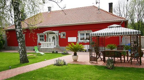 Das Familienhaus in der direkten Nähe des Angelsees in Zalacsány, des bauenden Golfplatzes Zalasprings und des Schlosshotels Batthyány ist zu verkaufen. Wohnung: 40 m2, Wohnzimmer - Küche - Esszimmer - Schlafzimmer, Badezimmer - WC.