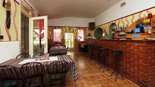Familienhaus mit Restaurant ist in der Nähe von Hévíz zu verkaufen! Es ist eine hervorragende Investitionsmöglichkeit.