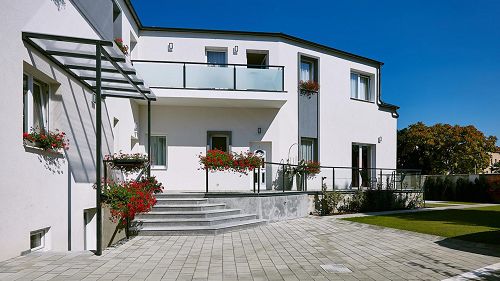 IN SOPRON, 70 km von Wien entfernt, ist ein in 2017 errichtetes Gesellschaftshaus mit 5 Eigentumswohnungen zu verkaufen!