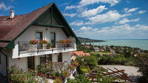 Panoramic view, Balaton property, Commercial properties, Property with privacy.  It is an apartment house with a picturesque, eternal panorama - , which has been operated successfully for years - , with returning guests, on the northern shore of Lake Balaton for sale. 