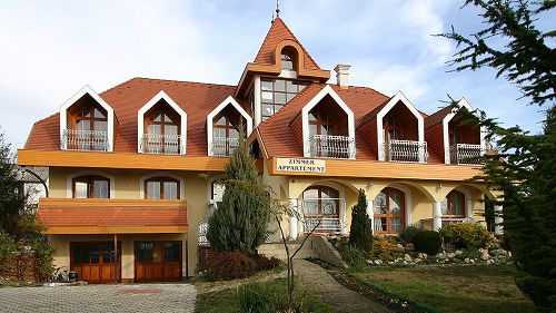 Panorámás, Balatoni ingatlan, Üzleti lehetőségek.  9 szobás családi panzió, a Balaton északi partján, Keszthely közelében eladó.