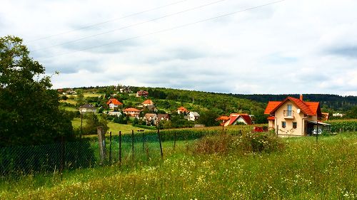 In Cserszegtomaj, am Ende einer Sackgasse ist das Baugrundstück mit Panorama auf das Tal zu verkaufen. Alle Kommunalwerke stehen zur Verfügung.