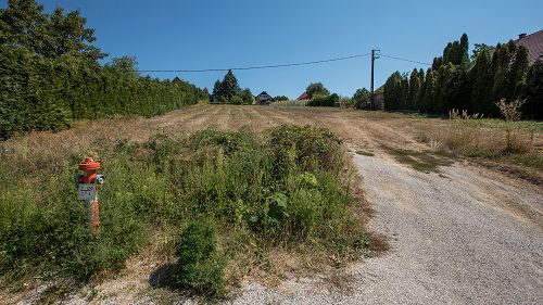  In a quiet part of Keszthely-Kertváros, it is a beautiful large inland plot for sale. Public utilities such as water, gas, electricity are reachable in the street, in front of the lot.