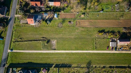 Baugrundstück zu verkaufen in sonniger Lage einen Steinwurf entfernt von Hévíz mit seinem berühmten Thermalbad. Das Grundstück ist zu 18% bebaubar.