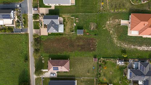 В Балтонгьорёке продаётся полностью благоустроенный земельный участок под застройку, расположенный на тихой зелёной улице.
