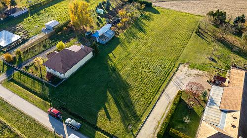 Eladó belterületi építési telek.